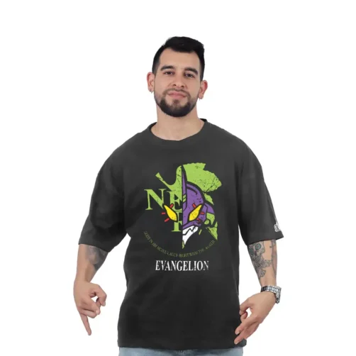 Un hombre que viste una camiseta negra de Evangelion, con un diseño gráfico atrevido que recuerda a los estilos retro, apunta hacia abajo con ambas manos.