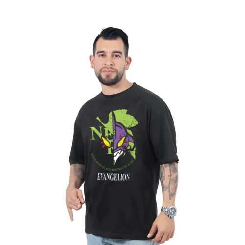Un hombre con tatuajes posa vistiendo la Eva 01 - Camiseta Oversized, que muestra gráficos vibrantes que capturan perfectamente los estilos de anime y celebran los estilos de la cultura pop.