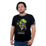 Una persona que viste una camiseta negra con un diseño de Evangelion que presenta un robot morado y verde encarna estilos de anime, fusionando arte único con imágenes icónicas.