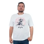 Una persona vistiendo una camiseta blanca de la serie Estilos, con una ilustración de dos personajes y el texto "Alphonse & Edward", combinando a la perfección el estilo moderno con el encanto retro de Estilos.