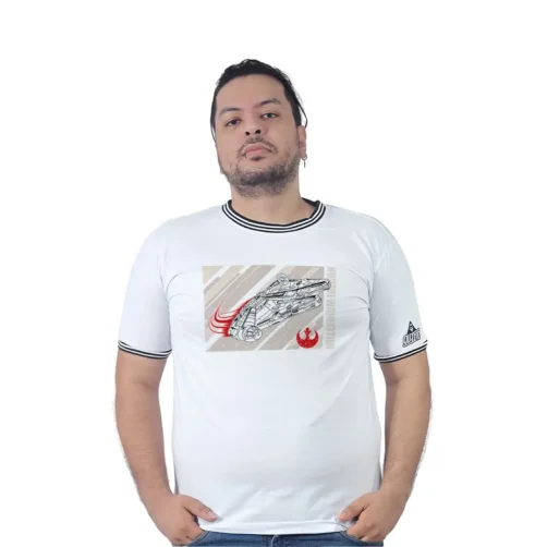Una persona que viste una camiseta blanca con un gráfico de la nave espacial Millennium Falcon y un emblema rojo, capturando la esencia del estilo retro.