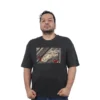 Una persona que viste una camiseta personalizada con una nave espacial gráfica y un texto en negrita se para con confianza sobre un fondo blanco, encarnando la combinación perfecta de la serie Estilos y un toque de cultura de los juegos.