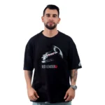 Un hombre que viste la camiseta oversize Nave de Red Leader con un gráfico de una nave espacial encarna el estilo retro.