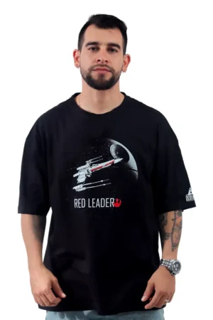 Un hombre que viste la camiseta oversize Nave de Red Leader con un gráfico de una nave espacial encarna el estilo retro.