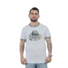 Un hombre que viste la camiseta "Miedo y asco en Las Vegas - Camiseta Cuello Tejido" en color blanco, con un diseño de automóvil y desierto, irradia vibraciones retro inconfundibles.