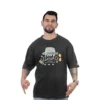 Una persona con una camiseta negra con un diseño gráfico que dice "Miedo y asco en Las Vegas" muestra su estilo retro, posando sobre un fondo blanco liso.