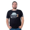 Una persona se para con confianza sobre un fondo blanco, vistiendo la Camiseta Cuello Tejido que presenta un gráfico y un texto que dice "Miedo y asco en Las Vegas", que rezuma estilos de anime.
