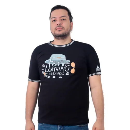 Una persona vestida con la camiseta Cuello Tejido de Miedo y asco en Las Vegas, con gráficos y texto que se destacan sobre un fondo blanco, encarna una vibra Estilos Gamer con un toque personalizado de estilo único.