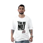 Un hombre barbudo viste una camiseta blanca de gran tamaño que dice "El Club de la Pelea", mostrando su pasión por los estilos de la cultura pop.