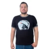 Una persona que lleva la camiseta Dedo E.T. - Camiseta Cuello Tejido, que presenta un diseño de silueta de artes marciales, está parada sobre un fondo blanco, mostrando su camiseta personalizada única.