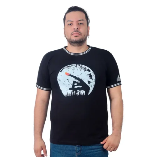 Una persona que lleva la camiseta Dedo E.T. - Camiseta Cuello Tejido, que presenta un diseño de silueta de artes marciales, está parada sobre un fondo blanco, mostrando su camiseta personalizada única.