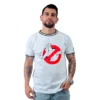 Una persona que viste una camiseta blanca con el icónico logo de los Cazafantasmas se combina a la perfección con el estilo cultural pop, mostrando un amor por los momentos clásicos del cine.