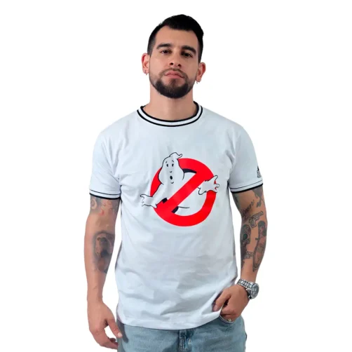 Una persona que viste una camiseta blanca con el icónico logo de los Cazafantasmas se combina a la perfección con el estilo cultural pop, mostrando un amor por los momentos clásicos del cine.