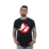 Un hombre tatuado luce la "Cazafantasmas - Camiseta Cuello Tejido", resaltando su pasión por los estilos de cultura pop.