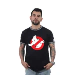 Un hombre tatuado luce la "Cazafantasmas - Camiseta Cuello Tejido", resaltando su pasión por los estilos de cultura pop.