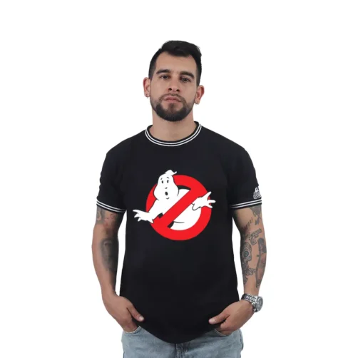 Un hombre tatuado luce la "Cazafantasmas - Camiseta Cuello Tejido", resaltando su pasión por los estilos de cultura pop.