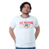 Una persona que viste una camiseta blanca con la leyenda "Ace Ventura Pet Detective" y un dibujo en el frente, parada sobre un fondo liso, transmite vibraciones retro de estilos sin esfuerzo.