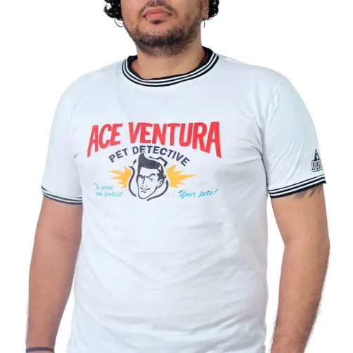 Una persona que viste una camiseta blanca con la frase "Ace Ventura Pet Detective" encarna el estilo retro.