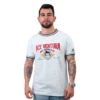 Una persona que lleva una camiseta blanca que combina un diseño gráfico de "Ace Ventura Pet Detective" con estilos de la serie retro.