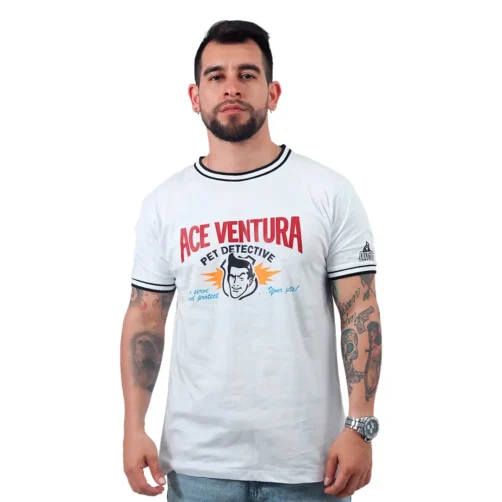 Una persona que lleva una camiseta blanca que combina un diseño gráfico de "Ace Ventura Pet Detective" con estilos de la serie retro.