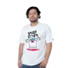 Una persona que viste una camiseta blanca con un personaje de dibujos animados y las palabras "stay puft" impresas en ella, mostrando una onda retro de Estilos.