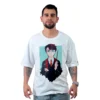 Un hombre que lleva una camiseta blanca de gran tamaño de la colección Anime de Harry Potter, que presenta un personaje de dibujos animados vestido como un mago con una varita en estilo retro.