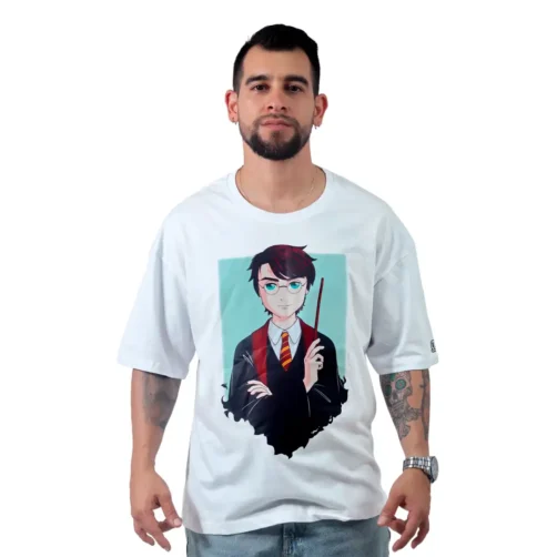 Un hombre que lleva una camiseta blanca de gran tamaño de la colección Anime de Harry Potter, que presenta un personaje de dibujos animados vestido como un mago con una varita en estilo retro.
