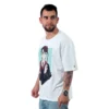 Un hombre con barba que lleva una camiseta personalizada con un personaje ilustrado con una varita. Hace alarde de tatuajes en su brazo derecho y canaliza su cultura pop interior, mientras mira pensativamente hacia un lado.