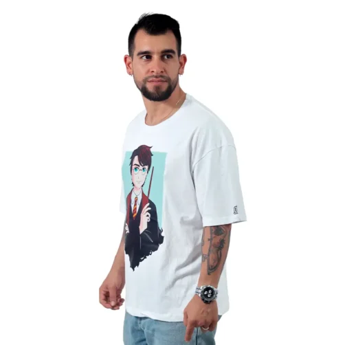 Un hombre con barba que lleva una camiseta personalizada con un personaje ilustrado con una varita. Hace alarde de tatuajes en su brazo derecho y canaliza su cultura pop interior, mientras mira pensativamente hacia un lado.