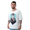 Un hombre con tatuajes viste una camiseta de la serie Estilos, que muestra un personaje de dibujos animados sosteniendo una varita sobre un fondo blanco.
