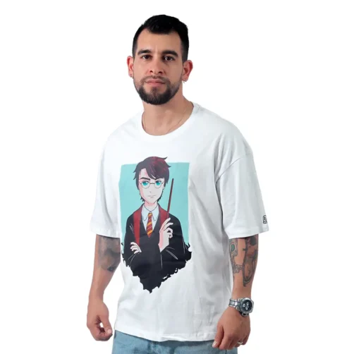Un hombre con tatuajes viste una camiseta de la serie Estilos, que muestra un personaje de dibujos animados sosteniendo una varita sobre un fondo blanco.