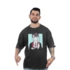 Hombre con una *Camiseta Personalizada* negra que representa a un personaje con gafas y túnica sosteniendo una varita, posando con las manos apuntando hacia abajo.