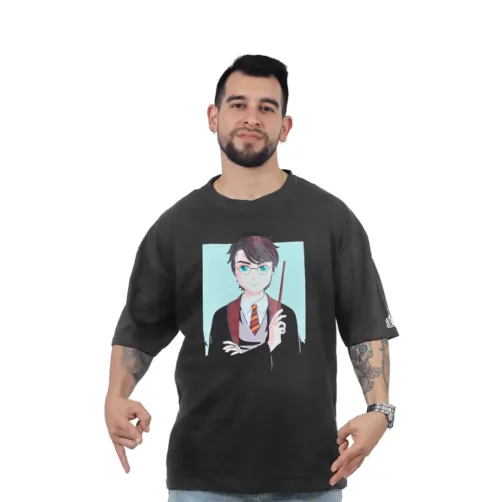 Hombre con una *Camiseta Personalizada* negra que representa a un personaje con gafas y túnica sosteniendo una varita, posando con las manos apuntando hacia abajo.