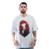 Un hombre que viste una camiseta de gran tamaño de Hermione Anime, con un gráfico de un personaje de anime pelirrojo, se encuentra sobre un fondo liso, capturando perfectamente los estilos de anime.