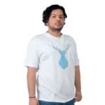 Una persona que viste la Expecto Patronum - Camiseta Oversized, adornada con un gráfico de ciervo azul, se encuentra sobre un fondo blanco liso, capturando el encanto único de la Serie Estilos.