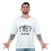 Un hombre barbudo que viste la camiseta Fus Ro Dah de Skrim - Oversized, que muestra un gráfico de un casco con cuernos y el texto "FUS RO DAH", está de pie con las manos ligeramente abiertas.