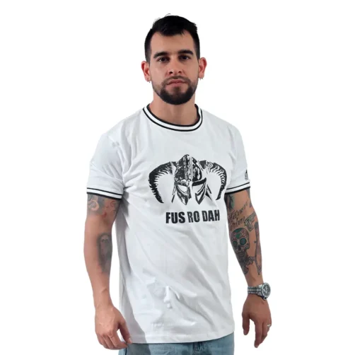 Un hombre que viste una camiseta blanca adornada con un gráfico de Skyrim y la frase "Fus Ro Dah" se encuentra sobre un fondo liso, resaltando su Fus Ro Dah de Skrim - Camiseta Cuello Tejido.
