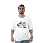 Un hombre vestido con una camiseta blanca de gran tamaño "Salir de la Cárcel Monopoly", que combina estilos de cultura pop y camiseta personalizada, se alza sobre un fondo liso.