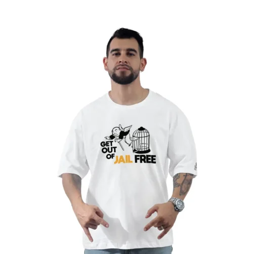 Un hombre que lleva una camiseta blanca personalizable con un gráfico con el tema del Monopoly que dice "Sal de la cárcel gratis" encarna el estilo cultural pop. Está haciendo una pose con las manos formando un gesto expresivo, combinando sin esfuerzo el estilo moderno con la nostalgia de los juegos de mesa clásicos.
