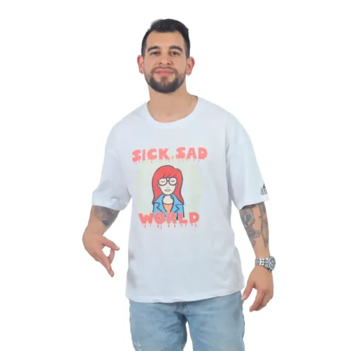 Un hombre que viste una camiseta blanca que dice "Sick Sad Reality - Camiseta Oversized" con un personaje de dibujos animados de Estilos de anime la combina con jeans azul claro, de pie sobre un fondo blanco.