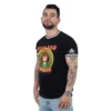 Hombre vistiendo una camiseta "Sick Sad World - Cuello Tejido" en color negro, de pie con una ligera inclinación, resaltando un estilo de estilos de anime.
