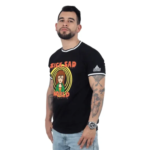Hombre vistiendo una camiseta "Sick Sad World - Cuello Tejido" en color negro, de pie con una ligera inclinación, resaltando un estilo de estilos de anime.