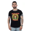 Un hombre que viste la camiseta "Sick Sad World - Camiseta Cuello Tejido", que muestra un diseño de personaje de dibujos animados, se para con confianza sobre un fondo sencillo, capturando la esencia de Estilos retro.