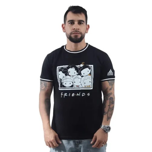 Una persona que lleva una Camiseta Cuello Tejido de Personajes de Friends, con personajes de dibujos animados en estilos de anime y la palabra "FRIENDS" impresa en ella, de pie sobre un fondo blanco liso.