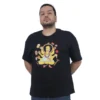Una persona lleva una camiseta negra de gran tamaño llamada "Homero Simpson Meditando", que muestra un gráfico vibrante de estilo retro de un personaje sentado rodeado de alimentos variados.