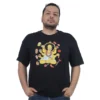 Una persona que viste una camiseta de gran tamaño de Homero Simpson Meditando en color negro muestra un personaje de dibujos animados con múltiples brazos haciendo malabarismos cómicos con varios alimentos, como donas y una bebida, capturando la esencia lúdica de Estilos de anime.
