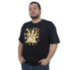 Una persona que viste la camiseta "Homero Simpson Meditando - Camiseta Oversized" con un gráfico vibrante de estilo anime está parada con las manos en los bolsillos sobre un fondo blanco.